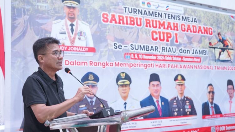 SAMBUTAN— Pjs. Bupati Solok Selatan Adib Alfikri, saat menutup SRG Cup I di Gelora Supreme Energy, Pekonina Kec. Pauh Duo, Minggu (10/11) petang.