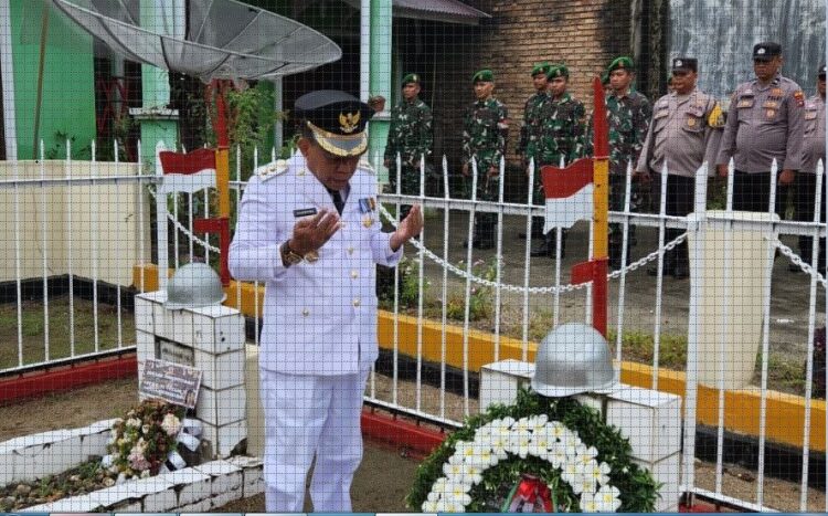 BERDOA—
Plt Bupati Padangpariaman Rahmang saat berdoa di depan pusara salahs eorang  pahlawanj di TMP Kasuma Bangsa.