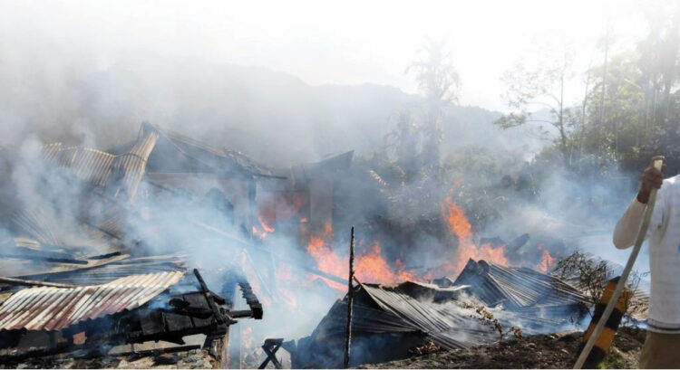 KEBAKARAN— Petugas Damkar melakukan penyemprotan air untuk memadamkan api yang membakar dua rumah di Nagari Surian, Kecamatan Pantai Cermin, Kabupaten Solok.