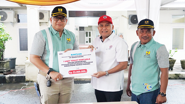 Dukung Program Sanitasi Kota Padang, PT Semen Padang Bantu Toilet Portable 