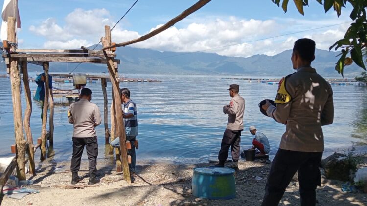 PENCARIAN— Tim SAR gabungan tiba di Danau Maninjau untuk mencari seorang
nelayan yang hilang saat menjaring ikan.