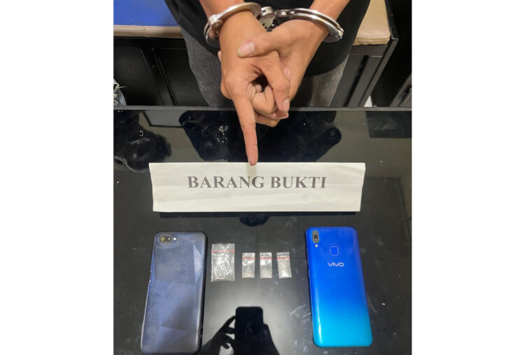 PENGEDAR— Pelaku AYR ditangkap jajaran Satresnarkoba Polres Agam dengan barang bukti 3 paket sabu.