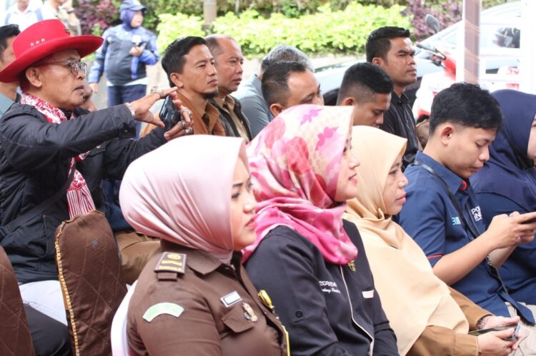 LAYANAN MPP— Masyarakat Kota Padang Panjang saat menunggu antrian pelayanan dari   Mal Pelayanan Publik (MPP).