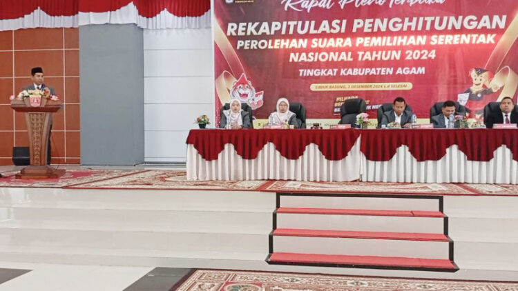 RAPAT PLENO— Rapat pleno rekapitulasi penghitungan suara yang digelar oleh KPU Agam, Selasa (3/12).