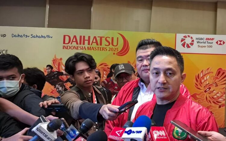 BERI KETERANGAN— Ricky Soebagdja, Kepala Bidang Pembinaan dan Prestasi PBSI, usai konferensi pers Indonesia Masters 2025 di Pullman Thamrin, Selasa (26/11).