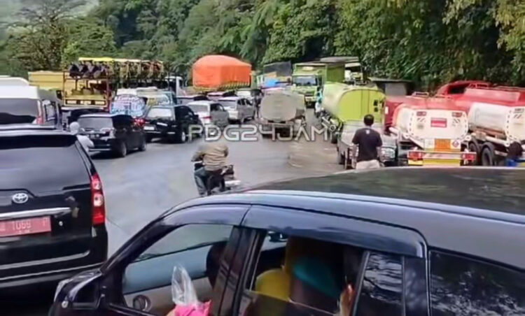 MACET— Kondisi kawasan
Sitinjau Lauik yang macet parah karena ada truk mogok dan minyak CPO Tumpah.