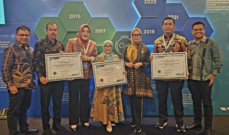 PENGHARGAAN WBK— DPMPTSP, Disdukcapil dan RSUD dr. Rasidin, meraih penghargaan sebagai Wilayah Bebas Korupsi (WBK) dari KemenPAN-RB, yang diserahkan Menteri PAN-RB, Rabu (11/12) di Jakarta.