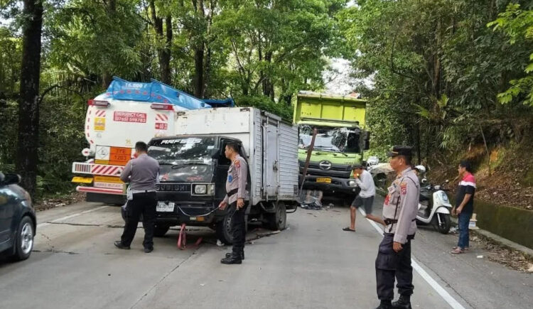 TERGILAS TRUK— Petugas dari kepolisian saat olah TKP terkait insiden
yang menewaskan petugas PKJR Sitinjau Lauik yang melibatkan
dump truk dengan L300.