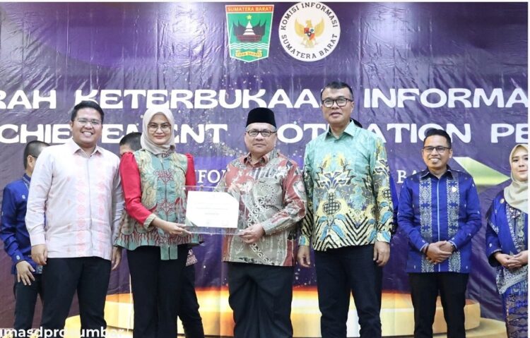 AKIB 2024--Sekretariat DPRD Sumbar kembali mempertahankan predikat Informatif untuk kategori Organisasi Perangkat Daerah (OPD) dalam Anugerah Keterbukaan Informasi Publik( AKIP) 2024.