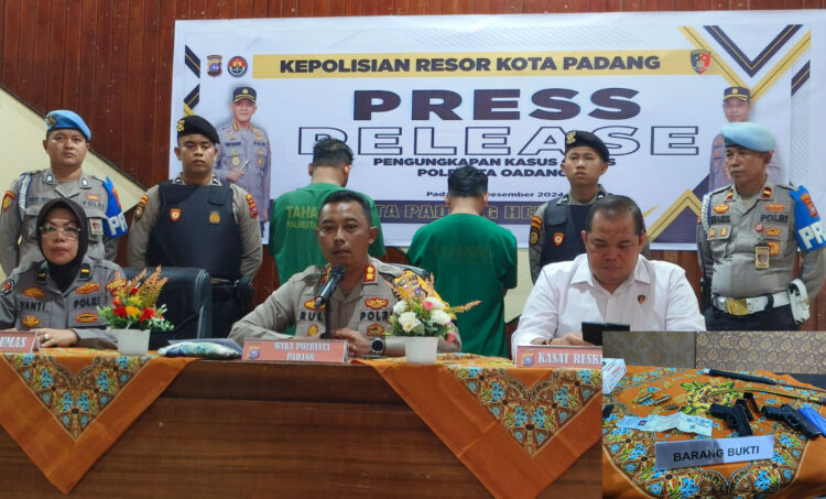 RAMPOK— Dua pelaku yang terlibat kasus pencurian dengan kekerasan ditangkap jajaran Satreskrim Polresta Padang.