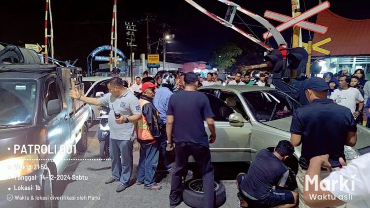 KECELAKAAN— Kondisi mobil sedan yang tertabrak kereta api di Simpang Tunggul Hitam, Kecamatan Padang Utara.