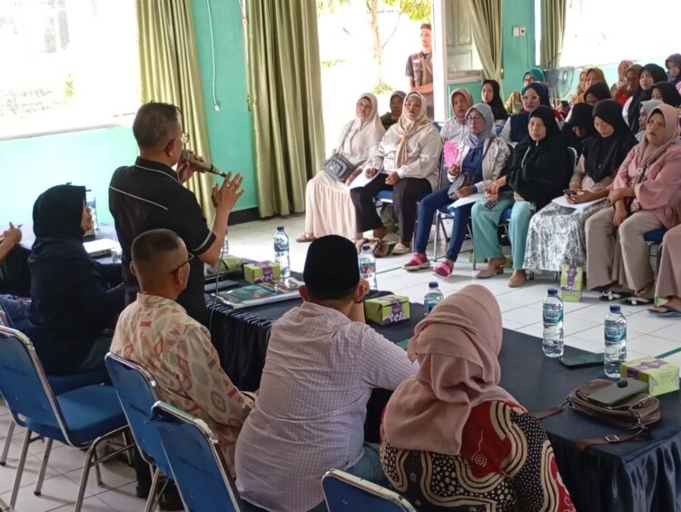 MEMBERIKAN MATERI--Anggota DPRD Provinsi Sumatera Barat H Benny Saswin Nasrun memberikan materi tentang Perda nomor 16 Tahun 2019  di daerah pemilihannya di Lubuk Alung, Kabupaten Padang Pariaman.