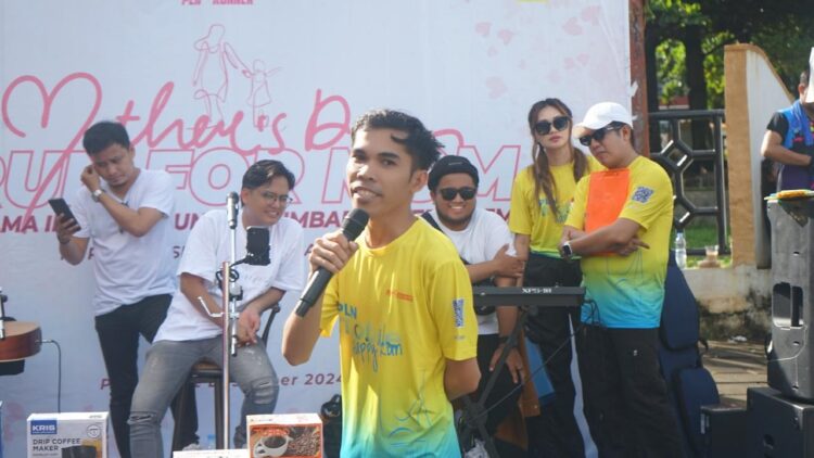 sapa masyarakat --Jelang Nataru, PLN Unit Pelaksana Pelayanan Pelanggan (UP3) Padang sapa masyarakat di kawasan Car Free Day (CFD) Kota Padang, tepatnya di Simp. Jasa Raharja, Jl. Kis Mangunkarso - Rasuna Said.