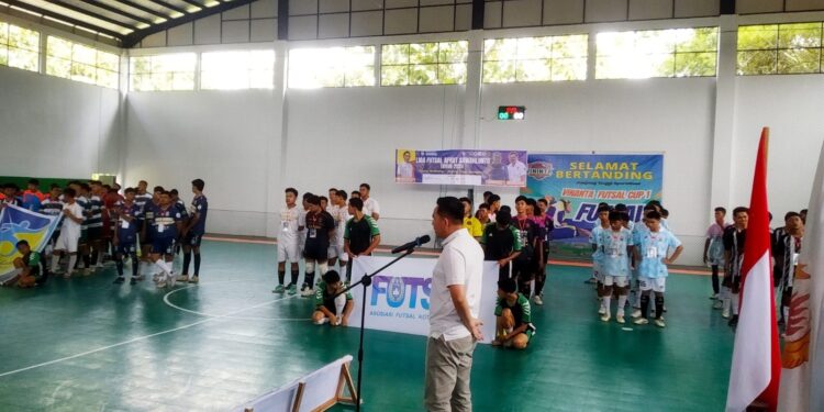 TURNAMEN FUTSAL— AFKot Sawahlunto resmi menggelar lomba futsal perdana di kota ini, yang diikuti oleh tujuh klub futsal terdaftar. Acara yang berlangsung di Lapangan Futsal Vininta Talawi pada Minggu (15/12), dibuka secara resmi oleh Pj Wali Kota Sawahlunto, Fauzan Hasan.