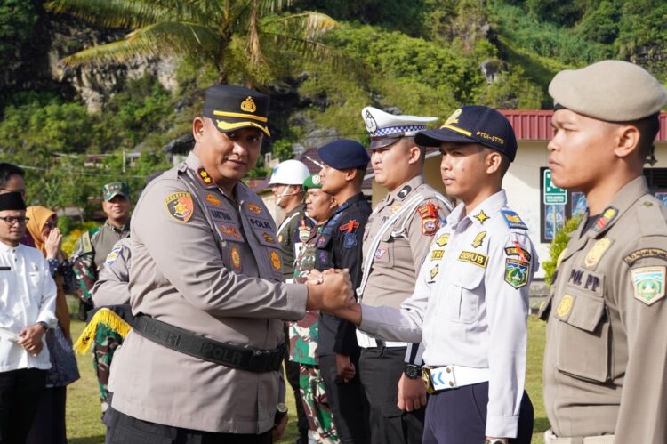 Amankan Nataru, Polres Gelar Apel Operasi Lilin 2024 1 SALAM—Kapolres, AKBP. Kartyana Widyarso Wardoyo Putro, salami personel yang ikut apel gabungan.