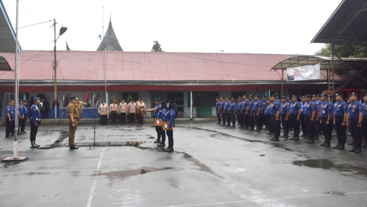 APEL SIAGA— Pj Wali Kota Padang Andree Algamar, menginstruksikan seluruh persondel Damkar siaga 24 jam selama periode Nataru dalam menghadapi potensi ancaman kebakaran dan bencana alam, saat apel siaga di  Mako Dinas Pemadam Kebakaran, Senin (23/12).