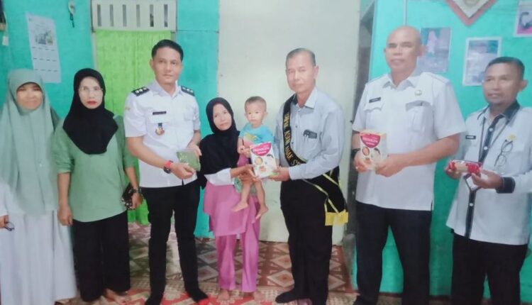 SERAHKAN—Baznas Kota Solok saat menyerahkan bantuan untuk pemenuhan gizi bagi anak berisiko stunting di Kota Solok,