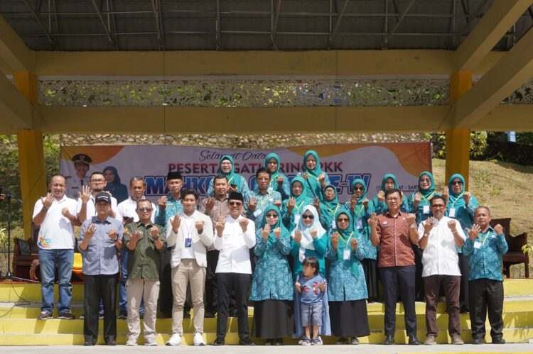 GATHERING— Bupati Limapuluh Kota Safaruddin dan Ketua TP PKK Lima Puluh Kota bersama dengan PLN UP3 Payakumbuh saat kegiatan gathering.