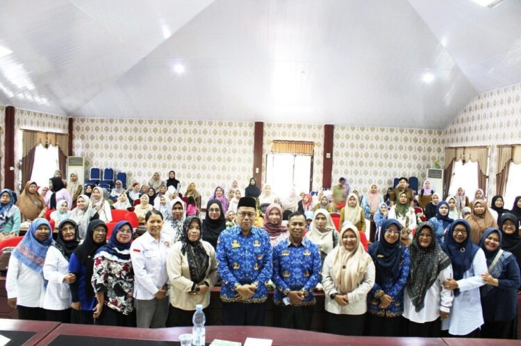 SOSIALISASI— Kepala Dinas Sosial Kota Pariaman Muhamad Roem, menghadiri sosialisasi dan rakor peningkatan peran lembaga konsultasi kesejahteraan keluarga (LK3) di Desa Taluak, Kecamatan Pariaman Selatan.