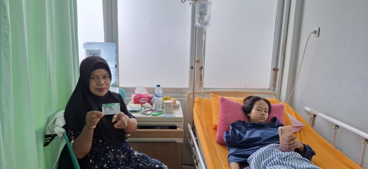 JALANI OPERASI— Putri Ramadhani bersama ibunya saat menjalani rawat inap usai operasi di RS Ibnu Sina Payakumbuh.