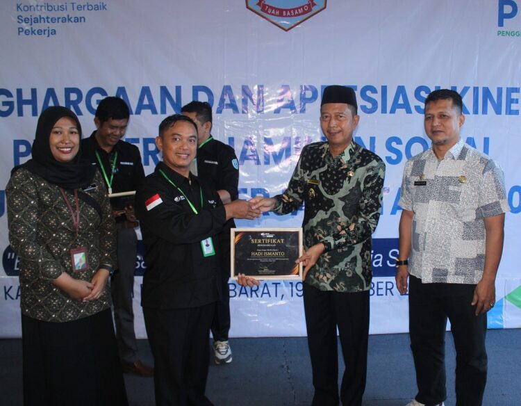 SERAHKAN—BPJS Ketenagakerjaan Cabang Pasaman Barat serahkan penghargaan.