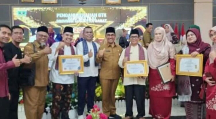 PENGHARGAAN— Kepala SMKN 1 Lubuk Sikaping, Muslim M.Pd dalam ajang Penganugerahan Guru dan Tenaga Kependidikan (GTK) Berprestasi Sumbar 2024.