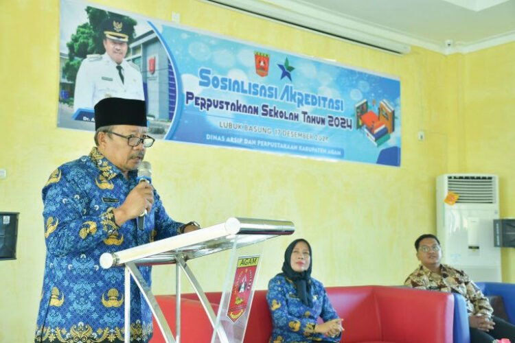 SOSIALISASI— Bupati Agam, Andri Warman, saat membuka sosialisasi
akreditasi perpustakaan bagi kepala sekolah dan pengelola perpustakaan
SD serta SMP, Senin (17/12).