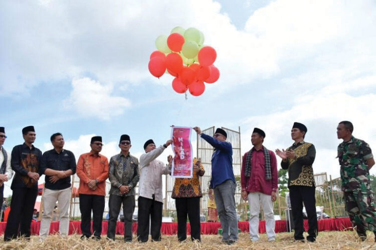 HADIRI—
Bupati Agam, Andri Warman, hadiri acara Subang 2024, dalam rangka perayaan milad ke-1 Sanggar Seni Satangkai Boneh, Jorong Sungai Tanang Ketek , Nagari Sungai Tanang, Kecamatan Banuhampu, Minggu (29/12).