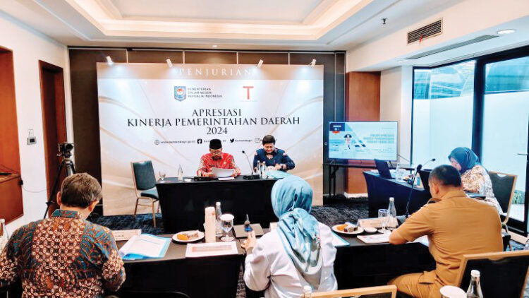 PRESENTASI— Bupati Agam, Andri Warman, mempresentasikan kinerja Pemerintah
Kabupaten Agam di hadapan dewan juri Apresiasi Kinerja Pemerintah Daerah Tahun 2024,
Selasa (3/12) di Jakarta.