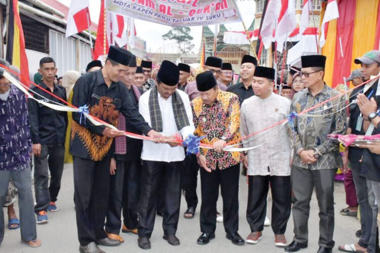 KHATAM AL-QUR’AN— Bupati Agam, Dr H Andri Warman, MM hadiri sekaligus melepas pawai Khatam Al-Qur’an MDTA Kapeh Panji di Nagari Taluak IV Suku, Minggu (29/12).