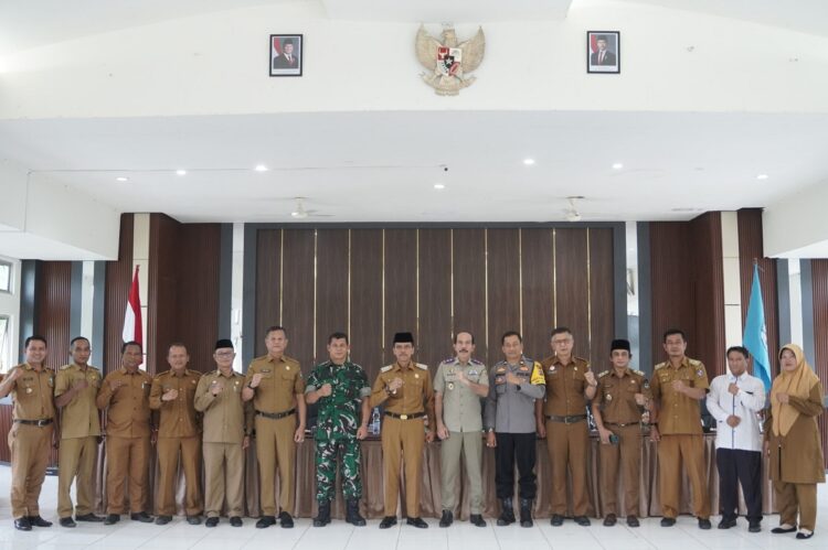 FOTO BERSAMA—Bupati Limapuluh Kota Safaruddin Dt.Bandaro Rajo  bersama Forkopimda dan Kepala Pertanahan foto bersama.