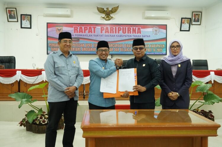 PERSETUJUAN— Bupati Eka Putra bersama pimpinan DPRD lihatkan kesepakatan usai tandatangani persetujuan bersama Ranperda APBD TA 2025.