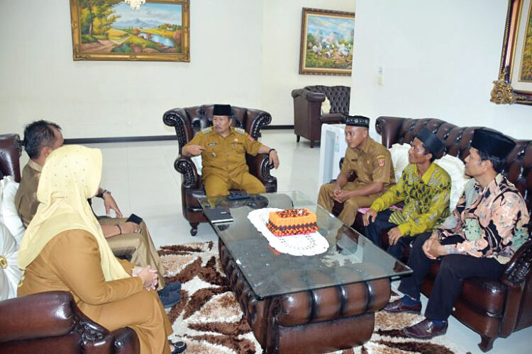 AUDIENSI— Bupati Agam, Dr H Andri Warman MM, beraudiensi dengan Dewan Pimpinan Daerah (DPD) Guru Merdeka Profesional (GMPro) Kabupaten Agam, di Rumah Dinas Bupati, Padang Baru, Lubuk Basung, Senin (16/12).