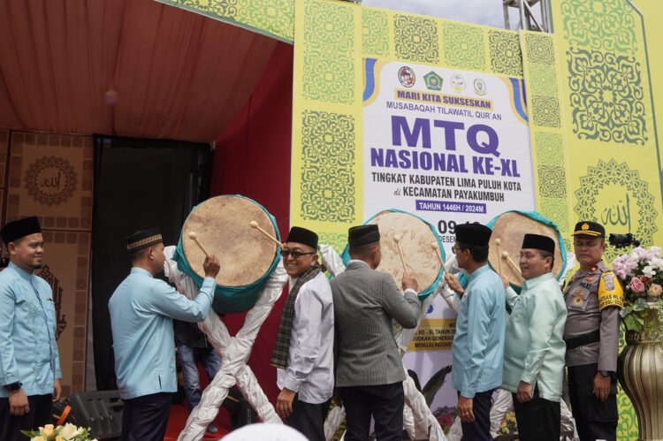 PUKUL BEDUK— Bupati Safaruddin bersama Staf Ahli Gubernur, Ka Kanwil Kemenag Sumbar, Forkopimda memukul beduk tanda dimulainya MTQ ke-40 tingkat Kabupaten Lima Puluh Kota