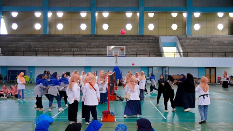 LOMBA HUT— Berrbagai perlombaan dilakukan untuk memeriahkan perayaan Hari Ulang Tahun (HUT) DWP ke-25 di Kota Payakumbuh, kemarin.