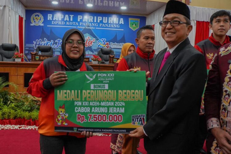 SERAHKAN BONUS— Pj Walikota Padangpanjang Sonny Budaya Putra, serahkan bonus kepada atlet Padangpanjang yang berprestasi di ajang PON XXI 2024.