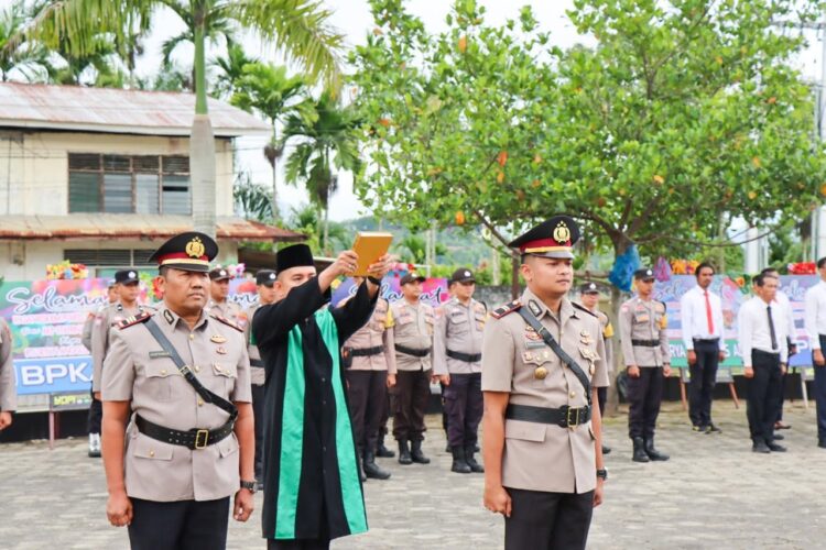 SUMPAH JABATAN—Terlihat dua pejabat saat upacara serah terima jabatan Kasat Reskrim Polres Sawahlunto,diambil sumpahnya Sabtu (7/12) pukul 08.00 WIB di Lapangan Apel Mako Polres Sawahlunto.