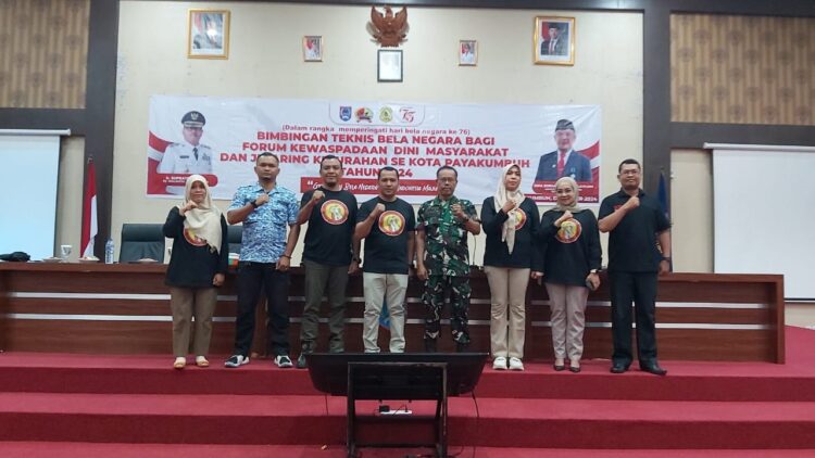 BIMTEK BELA NEGARA— Asisten III Pemko Pariaman Ifon Satria berfiti bersama usai membuka Bimtek Bela Negara bagi Forum Kewaspadaan Dini Masyarakat (FKDM) dan jejaring kelurahan se-Kota Payakumbuh tahun 2024.