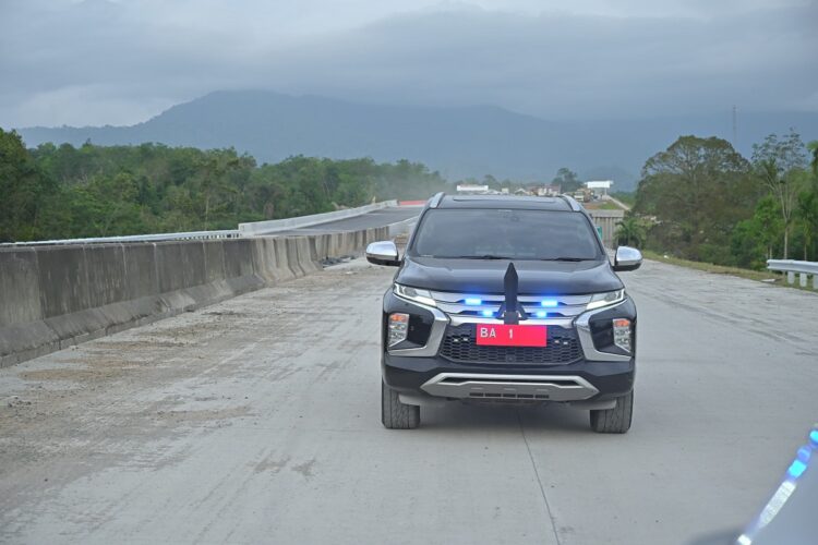 UJI COBA TOL— Gubernur Sumbar  Mahyeldi saat melakukan uji coba jalan Tol Padang - Sicincin. Gubernur menilai tol bisa menjadi solusi untuk mengatasi kemacetan jelang perayaan hari raya Natal dan Tahun Baru (Nataru) 2025.