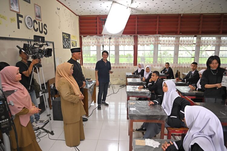 SYUTING FILMI— Gubernur Mahyeldi menghadiri proses syuting film “Tragedi Nia Kurniasari” yang berlangsung di SMA INS Kayu Tanam, Kabupaten Padangpariaman.