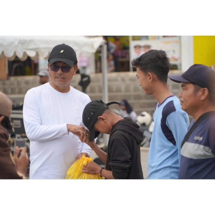 TURUT— Bupati Solok Selatan, H Khairunas turut meramaikan kegiatan dan menyambut hangat peserta Car Free Day (CFD), Minggu pagi (1/12).