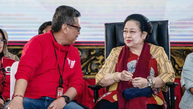 BERBINCANG— Ketua Umum DPP PDIP Megawati Soekarnoputri (kanan) berbincang dengan Sekjen PDIP Hasto Kristiyanto.