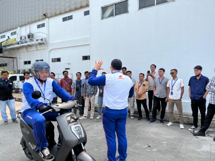 EDUKASI-Para instruktur Safety Riding Honda sedang memberikan edukasi kepada masyarakat dalam menggunakan sepeda motor listrik Honda EM1 e:.