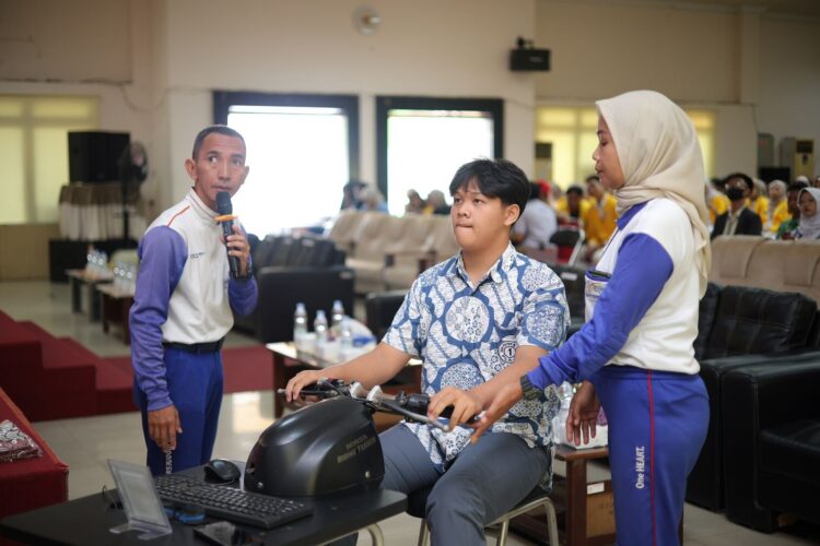 SHORT MOVIE CONTEST-Salah satu peserta kegiatan edukasi Safety Riding ditemani oleh Instruktur Safety Riding Honda saat mencoba belajar berkendara sepeda motor menggunakan Honda Riding Trainer di gelaran pembukaan Short Movie Contest (SMC).