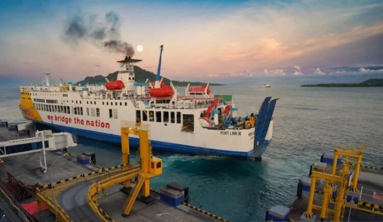 Penyeberangan-- PT ASDP Indonesia Ferry Persero mencatat sebanyak 33.016 penumpang menyeberang dari Pulau Jawa ke Sumatera pada Kamis (26/12).