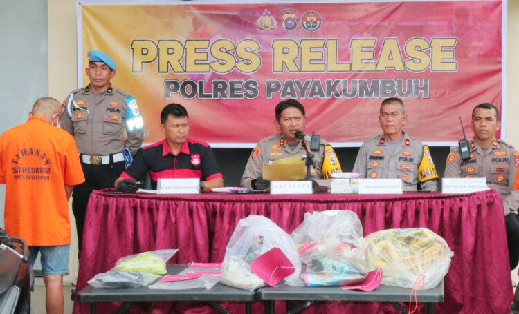 PEMBUNUHAN— Kapolres Payakumbuh, AKBP Ricky Ricardo didampingi Wakapolres dan Kasat Reskrim melakukan konferensi pers kasus pembunuhan yang dilakukan suami terhadap selingkuhan istrinya.