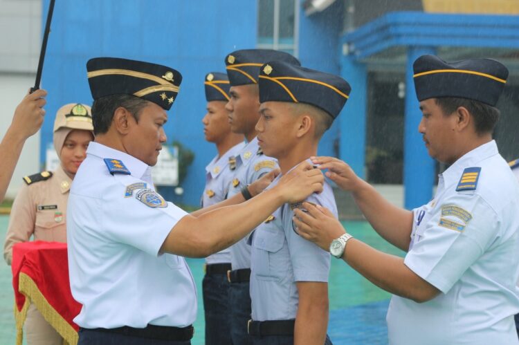 PELANTIKAN— Dr. Capt. Wisnu Handoko, M.Sc, Sekretaris BPSDM Perhubungan melantik Mahasiswa Politeknik Pelayaran Sumatera Barat, Jumat (13/12) lalu.