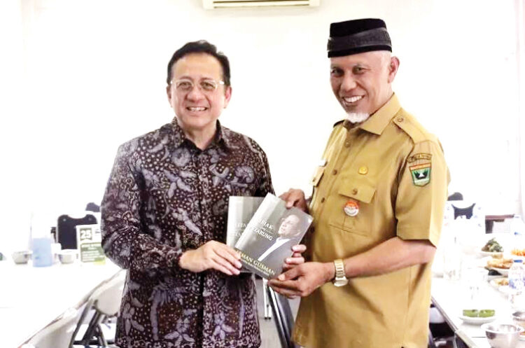 PERTEMUAN— Senator DPD RI H. Irman Gusman mengadakan pertemuan tertutup dengan Gubernur Sumbar, Mahyeldi, di Istana Gubernur Sumbar pada Selasa (17/12).