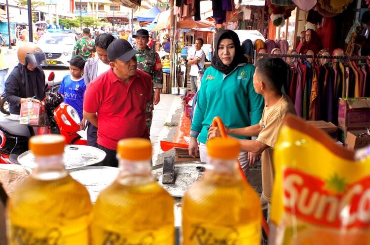 CEK SEMBAKO— Pj Wako Padang Panjang Sonny Budaya Putra, bersama unsur Forkopimda melakukan tinjauan ke Pasar Pusat untuk mengencek harga dan ketersediaan bahan pangan, Minggu (22/12).