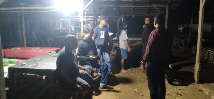 JUDI— Oknum Anggota DPRD Dharmasraya bersama dua orang ditangkap jajaran Satreskrim Polres Dharmasraya gegara ketahuan berjudi.